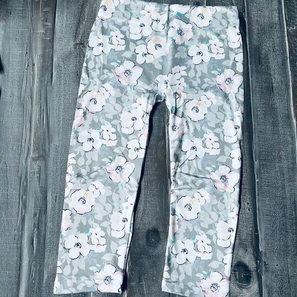 Pants - Gray Floral Botanical Cropped Capri Leggings